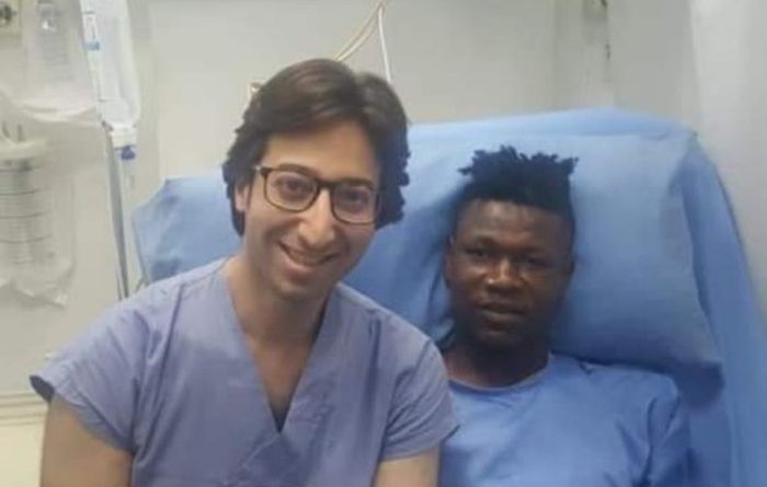Penyerang timnas Nigeria, Samual Kalu (kiri) bersama dokter yang menyelamatkan nyawanya, Ahmed Rizk.