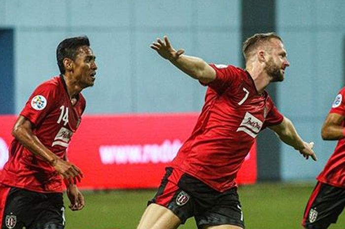Para pemain Bali United merayakan gol yang dicetak Melvin Platje ke gawang Tampines Rovers pada Kualifikasi Liga Champions Asia 2020.
