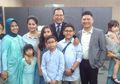Manisnya Kebersamaan Roy Marten dengan Cucu di Momen Natal, Tuai Banyak Pujian!
