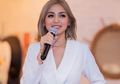 Foto Bersama Keluarga, Sandal Teplek Branded Jessica Iskandar Jadi Sorotan, Harganya Jutaan Rupiah!