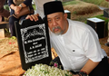 Indro Warkop Bawa 3 Bunga Spesial Ini ke Makam Sang Istri Setelah 7 Hari, Kenapa?