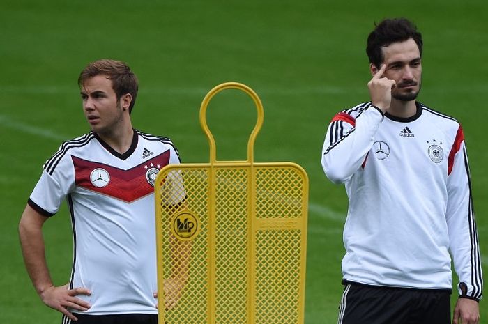 Mario Goetze (kiri) dan Mats Hummels dalam sesi latihan timnas Jerman (23/5/2014). Kini Goetze dipanggil ke Piala Dunia 2022, sedangkan Hummels dicoret.