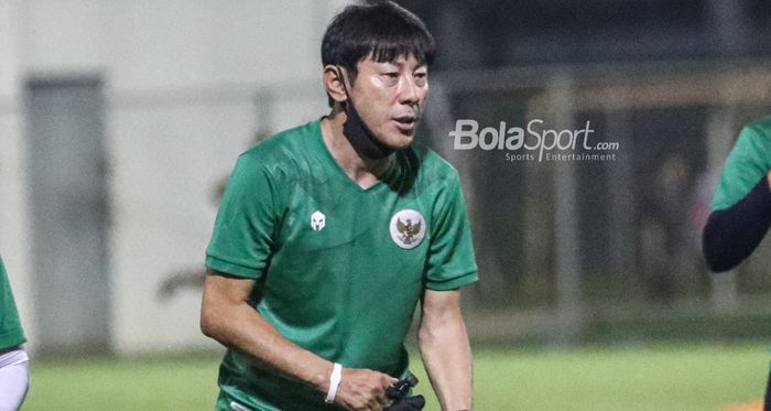 Pelatih timnas Indonesia, Shin Tae-yong, hadir dalam latihan skuatnya di Lapangan B, Senayan, Jakarta, 9 November 2021.