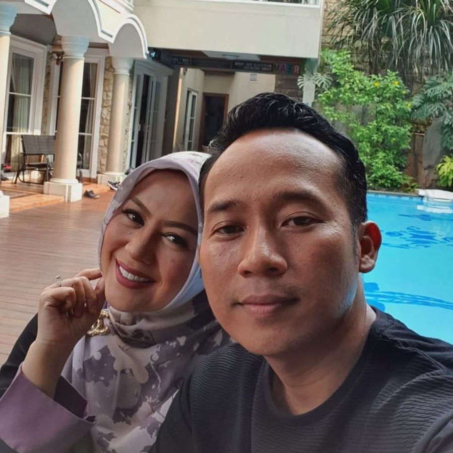 Selalu Terlihat Harmonis Siapa Sangka Denny Cagur Dan Istri Pernah Berantem Hebat Hanya Karna Telur Ceplok Hingga Ancam Pergi Dari Rumah Semua Halaman Suar<script async src=