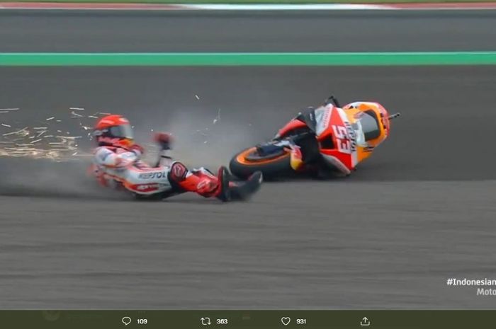 Pembalap Repsol Honda, Marc Marquez, saat mengalami kecelakaan di T13 Sirkuit Mandalika. Dia mendapat crash usai terjatuh saat kualifikasi pada Sabtu (19/3/2022).