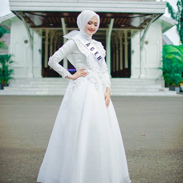 Lisya menggunakan gaun putih