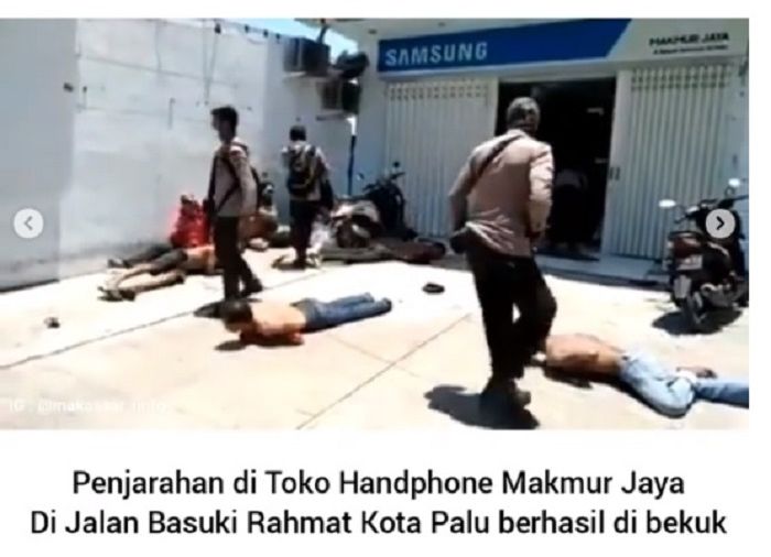Sejumlah orang yang tertangkap polisi mencuri di toko handphone pinggir jalan