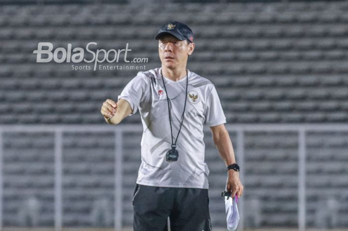 Pelatih timnas U-19 Indonesia, Shin Tae-yong, sedang memberikan intruksi kepada para pemainnya di Stadion Madya, Senayan, Jakarta, 21 Juni 2022.
