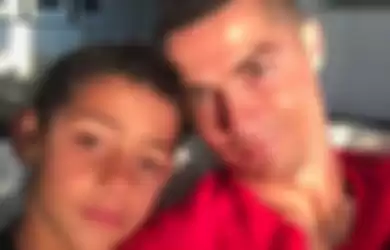 Cristiano Ronaldo (kanan) dan anaknya (kiri)