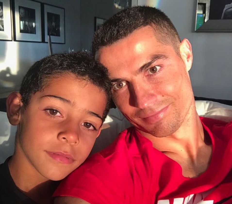 Cristiano Ronaldo (kanan) dan anaknya (kiri)