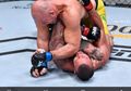 VIDEO - Sikutan Petarung UFC Ini Bikin Telinga Lawan Nyaris Copot