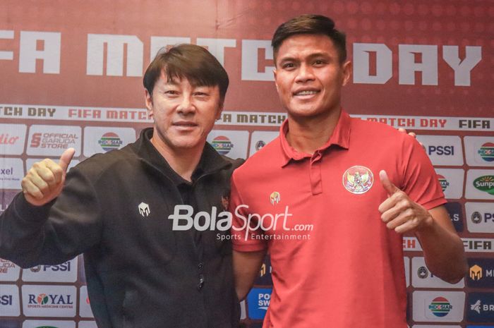 Pelatih timnas Indonesia, Shin Tae-yong (kiri) dan pemainnya bernama Fachruddin Aryanto (kanan) nampak memberikan ancungan jempol saat sesi jumpa pers di Hotel Ibis, Bandung, Jawa Barat, 31 Mei 2022.