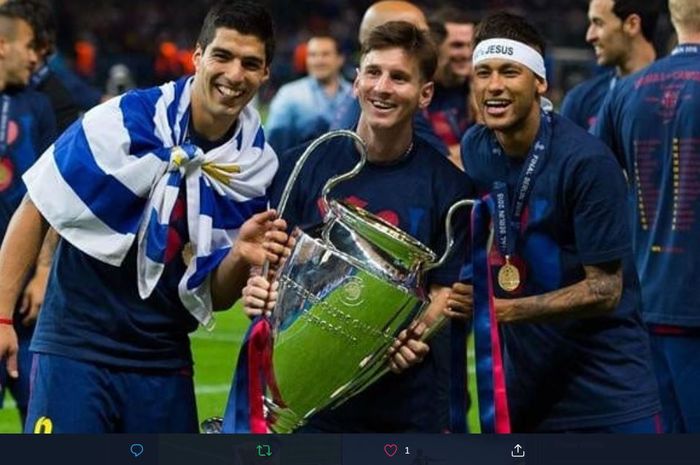 Luis Suarez, Lionel Messi, dan Neymar berpose dengan trofi juara Liga Champions usai Barcelona menekuk Juventus di final edisi 2014-2015.