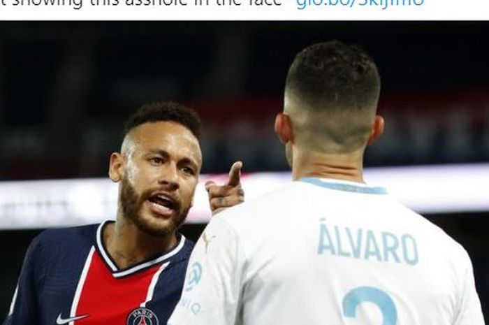 Penyerang Paris Saint-Germain, Neymar, berdebat dengan bek Olympique Marseille, Alvaro Gonzalez, dalam laga Liga Prancis di Stadion Parc des Princes, Minggu (13/9/2020).