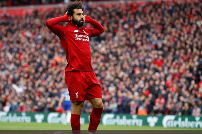 Pemain Liverpool, Mohamed Salah, merayakan golnya ke gawang Chelsea di Anfield, Minggu (14/4/2019)