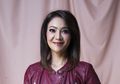 EKSKLUSIF NOVA: Tampil Cantik dan Awet Muda di Usia 50 Tahun, Rupanya Ini 5 Makeup yang Wajib Dibawa Ira Koesno!