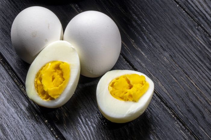 Makan telur rebus pada malam hari bisa mencegah penularan virus corona