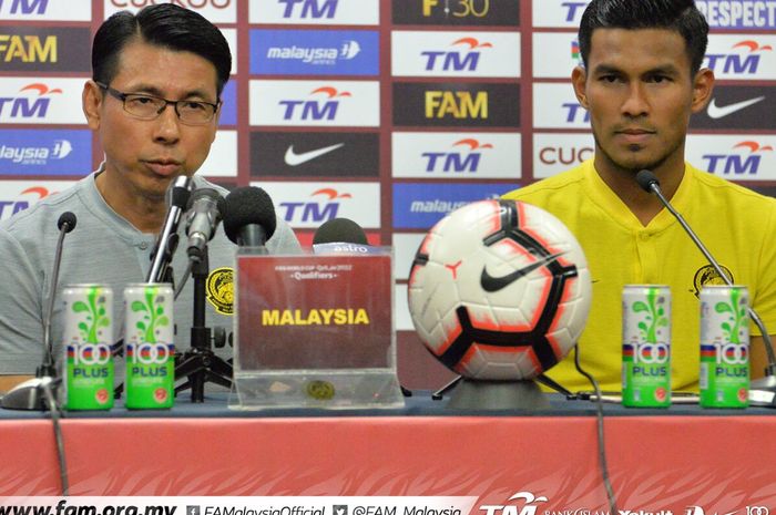 Pelatih timnas Malaysia, Tan Cheng Hoe (kiri), bersama pemainnya, Syahmi Safari (kanan), saat menghadiri konferensi pers sebelum laga melawan Indonesia dalam Kualifikasi Piala Dunia 2022 Grup G Zona Asia.