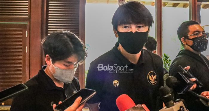 Pelatih timnas Indonesia, Shin Tae-yong (kanan), sedang memberikan keterangan kepada awak media di Hotel Sultan, Jakarta, 6 Januari 2022.