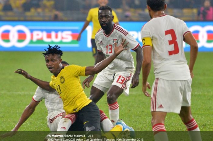 Pemain timnas Malaysia, Mahamadou Sumareh (tengah) di antara tiga pesepak bola timnas UEA pada laga putaran kedua Kualifikasi Piala Dunia 2022 zona Asia di Stadion Nasional Bukit Jalil, Kuala Lumpur, 11 September 2019. 