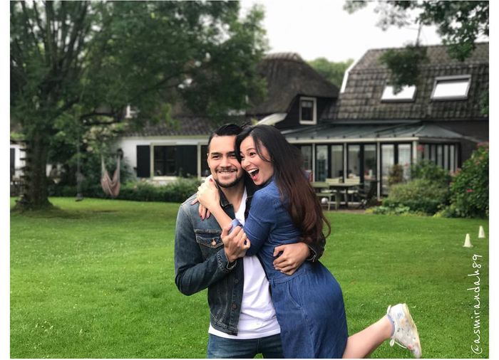 Asmirandah saat liburan di luar negeri bersama Jonas