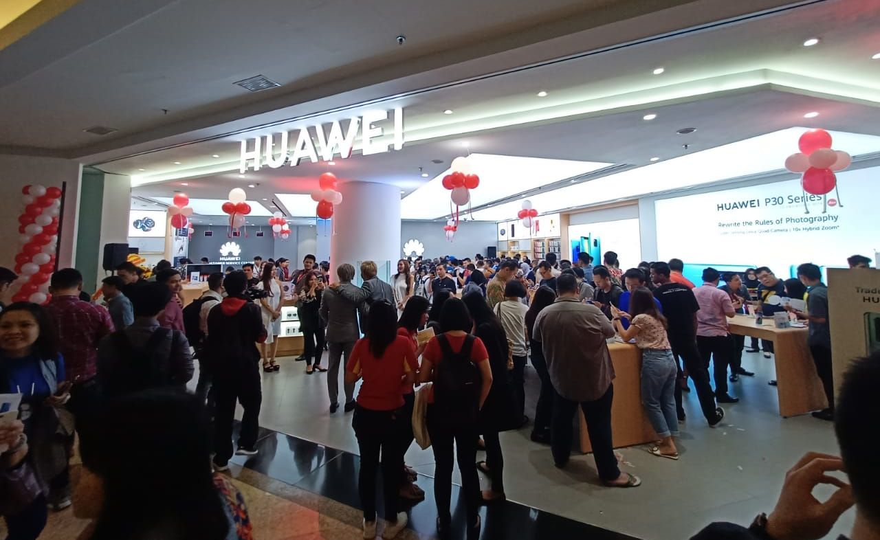 Suasana High-End Experience Shop Huawei