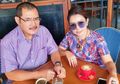 Bak Remaja Dimabuk Cinta, Mayangsari Unggah Momen Dirinya Peluk dan Cium Bambang Trihatmodjo di Jalan