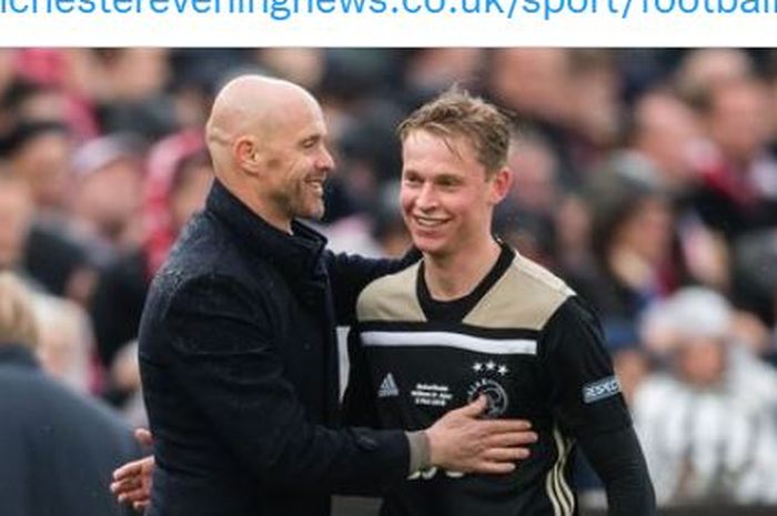 Erik ten Hag dan Frenkie de Jong tersenyum saat masih membela Ajax.