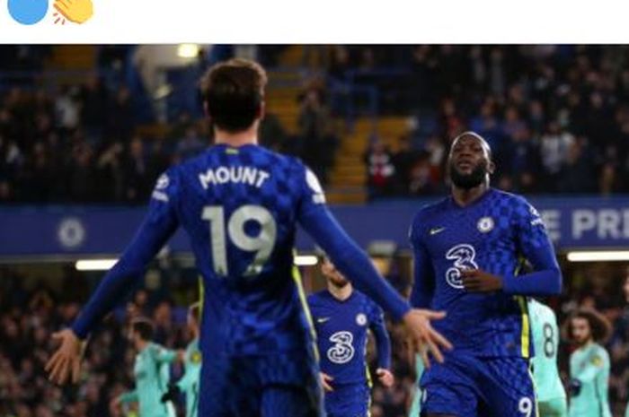 Striker Chelsea, Romelu Lukaku, merayakan gol bersama Mason Mount dalam laga Liga Inggris kontra Brighton and Hove Albion di Stadion Stamford Bridge, Rabu (29/12/2021).