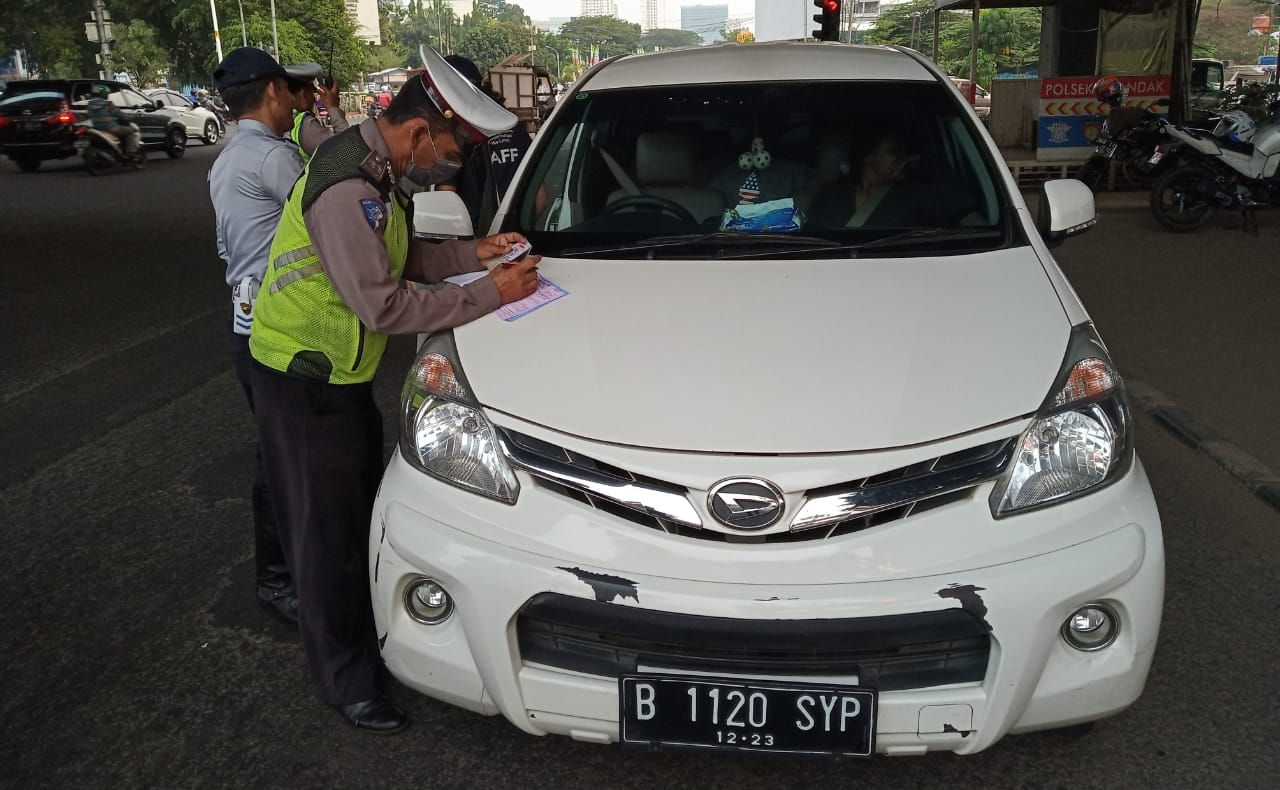 Daihatsu Xenia berkelir putih yang terkena tilang perluasan ganjil genap di sekitaran Fatmawati, Jakarta Selatan.