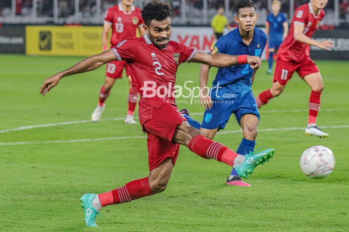 Pemain timnas Indonesia, Yakob Sayuri (kiri), sedang melakukan tendangan voli dan dibayangi pilar timnas Thailand bernama Sasalak Haiprakhon (kanan) dalam laga Piala AFF 2022 di Stadion Utama Gelora Bung Karno, Senayan, Jakarta, 29 Desember 2022.