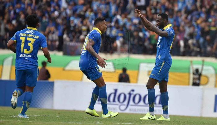 Striker Persib Bandung, Geoffrey Castillion, merayakan gol yang diciptakannya ke gawang Melaka United pada laga uji coba di Stadion Si Jalak Harupat, Bandung, Sabtu (1/2/2020).