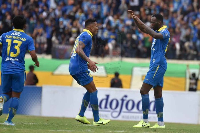 Striker Persib Bandung, Geoffrey Castillion, merayakan gol yang diciptakannya ke gawang Melaka United pada laga uji coba di Stadion Si Jalak Harupat, Bandung, Sabtu (1/2/2020).