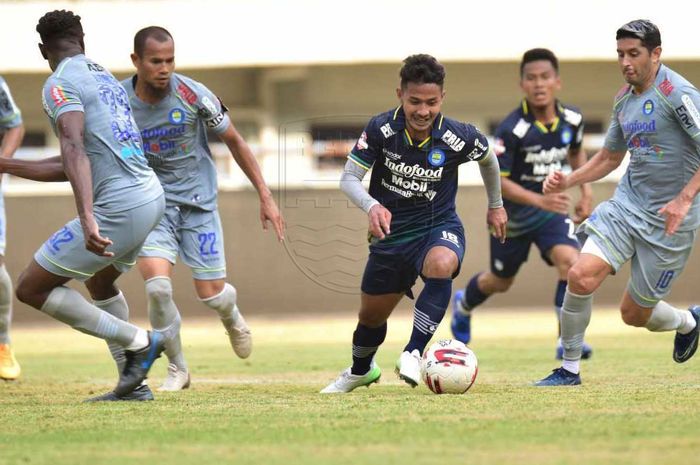 Pemain Persib Bandung, Gian Zola, menggiring bola dalam game internal di Stadion Gelora Bandung Lautan Api, Kota Bandung, Sabtu (10/10/2020).