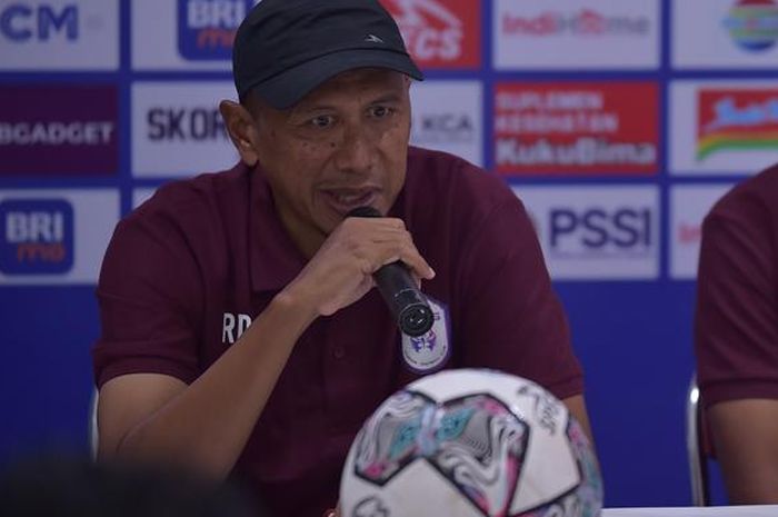 Pelatih Rans Nusantara FC, Rahmad Darmawan, saat sesi jumpa pers jelang laga melawan PSIS Semarang, Jumat (22/7/2022).