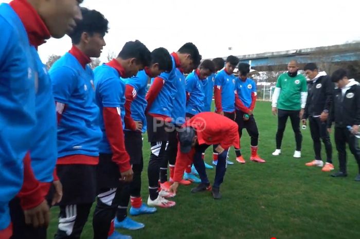 Pelatih timnas Indonesia, Shin Tae-yong saat memeriksa sepatu para pemain timnas U-19 Indonesia setelah latihan di Korea Selatan,.