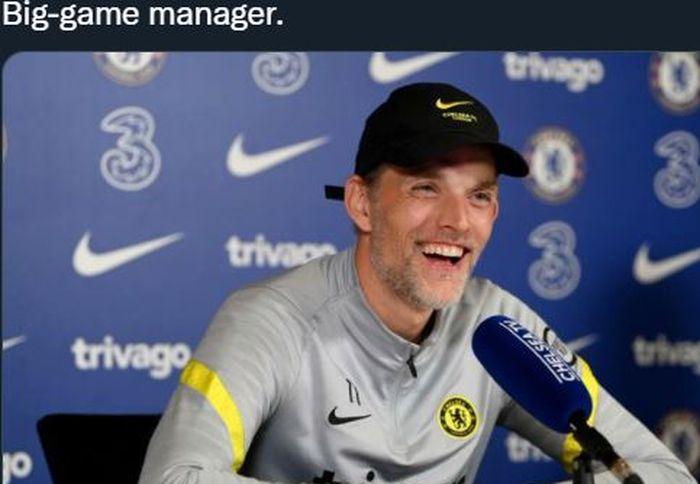 Pelatih Chelsea, Thomas Tuchel, tertawa dalam konferensi pers.