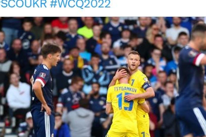 Andriy Yarmolenko memeluk Viktor Tsygankov usai cetak gol dalam duel Skotlandia vs Ukraina pada play-off Piala Dunia 2022 di Hampde Park, Glasgow (1/6/2022).