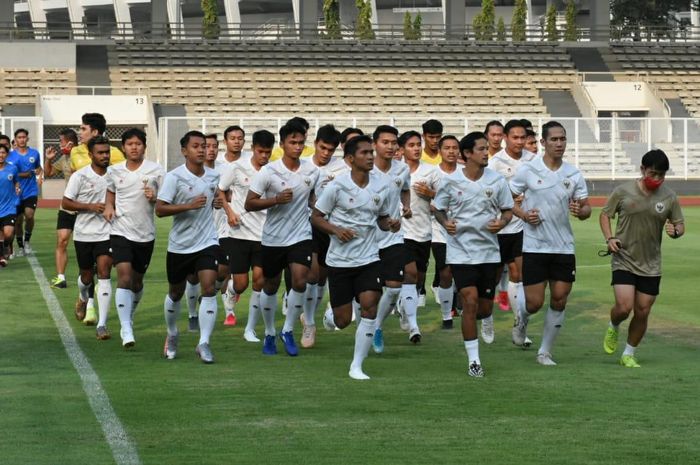 Timnas Indonesia melakukan sesi latihan di Stadion Madya, Senayan, Jakarta Pusat, Jumat (7/8/2020)