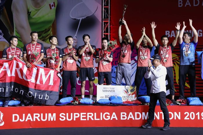 Tim putra PB Djarum melakukan selebrasi di atas podium kampiun Djarum Superliga Badminton 2019 di Sasana Budaya Ganesha, Bandung, Jawa Barat.