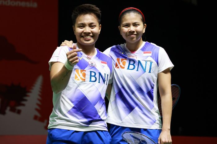 Pasangan ganda putri Indonesia, Greysia Polii/Apriyani Rahayu, berpose usai meraih kemenangan atas wakil Thailand, Jongkolphan Kititharakul/Rawinda Prajongjai, pada pertandingan pertama penyisihan Grup A BWF World Tour Finals 2021 di Bali International Convention Center &amp; Westin Resort, Nusa Dua, Ba