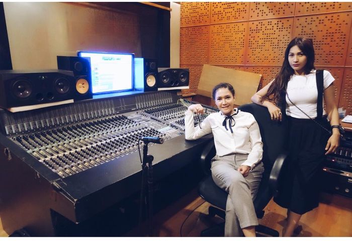 Rumah Maia Estianty dilengkapi studio pribadi