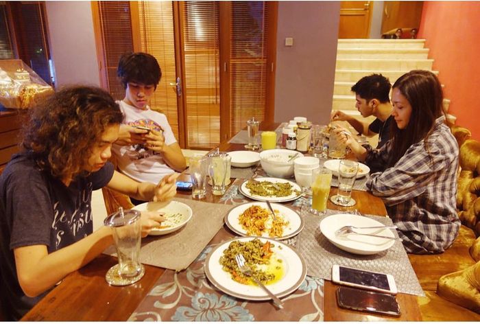 Penampakan ruang makan di rumah Maia Estianty