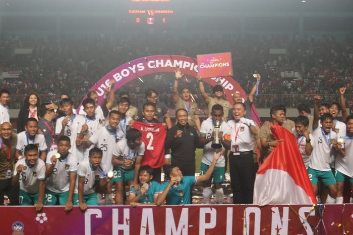 Selebrasi timnas U-16 Indonesia jadi juara Piala AFF U-16 2022 usai mengalahkan Vietnam dengan skor 1-0 di Stadion Maguwoharjo, Sleman (12/8/2022)