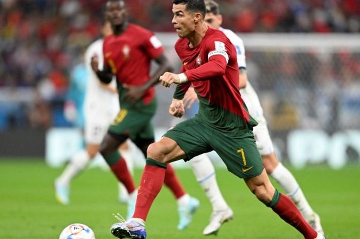 Kapten Portugal, Cristiano Ronaldo, dalam laga melawan Uruguay pada penyisihan grup Piala Dunia 2022.
