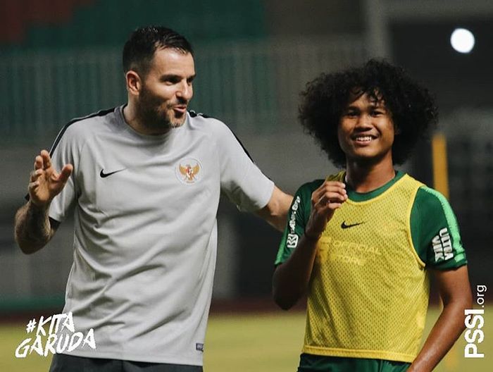 Amiruddin Bagus Kahfi mendapatkan arahan dari pelatih timnas Indonesia, Simon McMenemy, saat training camp jelang Kualifikasi Piala Dunia 2022 Zona Asia
