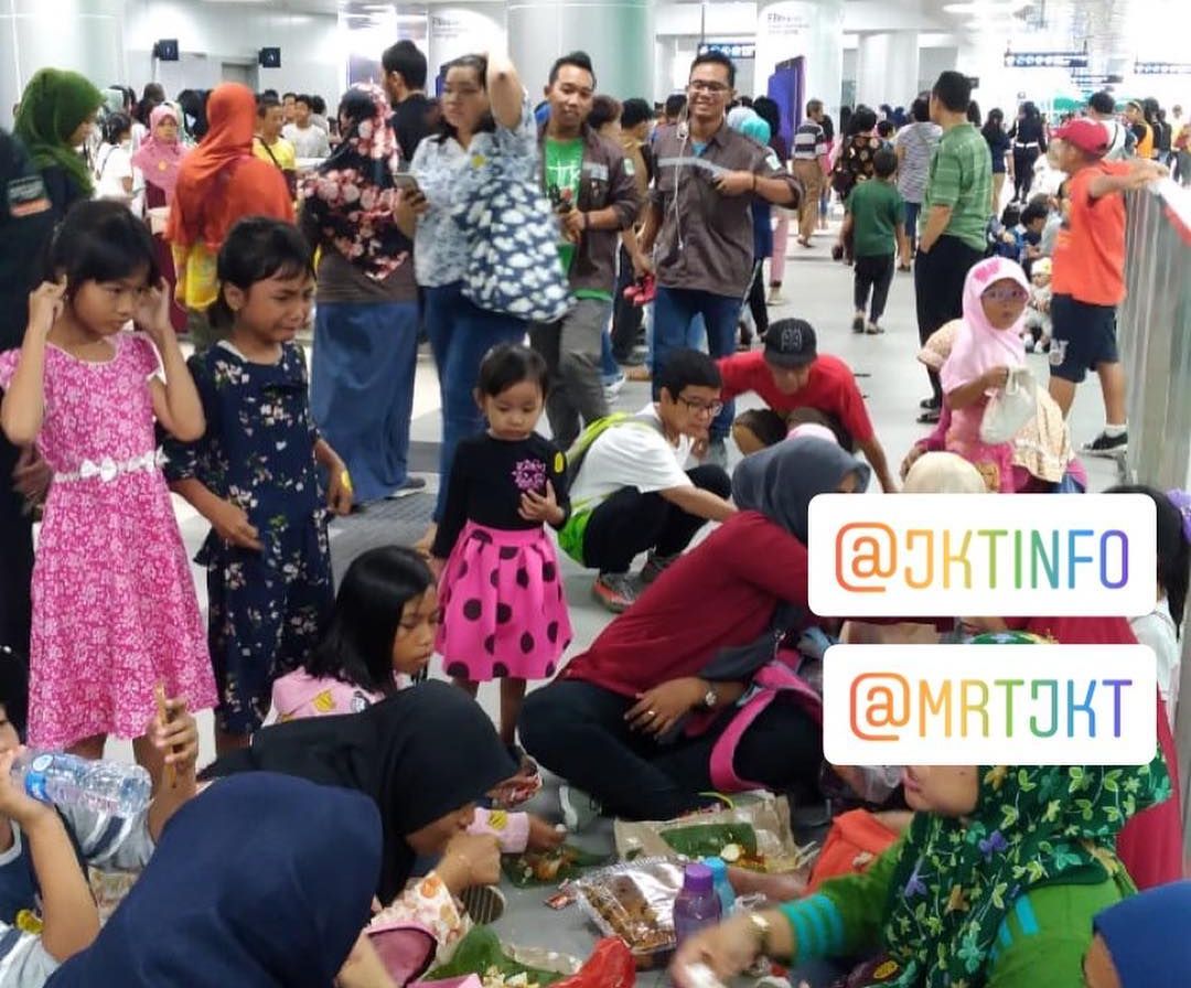 MRT Jakarta Resmi Beroperasi, Kelakukan Penumpang Saat Uji Coba Tuai Kritik Warganet