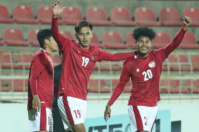 Hanis Saghara dan Bagus Kahfi dalam kemenangan timnas Indonesia U-23 vs Nepal (22/10/2021). 