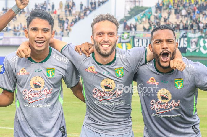 Gelandang Persebaya Surabaya, Marselino Ferdinan, sedang merayakan golnya bersama rekannya diantaranya Jose Pedro Magalhaes Valente (Ze Valente) dan Paulo Victor Costa Soares saat pekan ke-18 Liga 1 2022 di Stadion Indomilk Arena, Tangerang, Banteng, Rabu (18/1/2023).