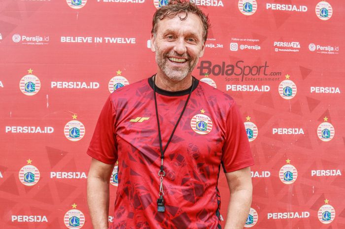 Pelatih Persija Jakarta, Thomas Doll, nampak sumringah saat ditemui di Lapangan Nirwana Park, Sawangan, Jawa Barat, 15 Juni 2022.
